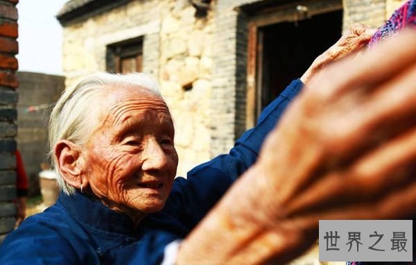 中国最美婆婆 百岁老太照料七旬儿媳