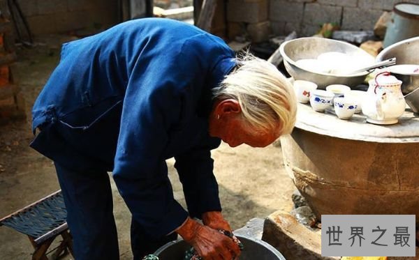 中国最美婆婆 百岁老太照料七旬儿媳