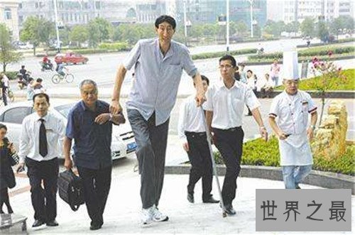 【图】世界上最高的人是谁 历史上最高的人三米一