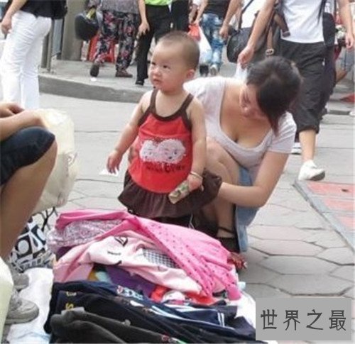 【图】街头走光引色狼偷拍 名模街头遛狗掀开整件上衣