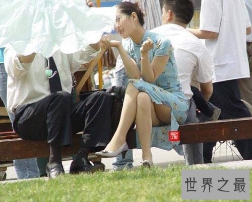 【图】街头走光引色狼偷拍 名模街头遛狗掀开整件上衣