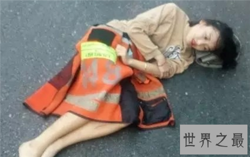 【图】街头走光引色狼偷拍 名模街头遛狗掀开整件上衣