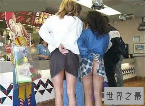 【图】街头走光引色狼偷拍 名模街头遛狗掀开整件上衣