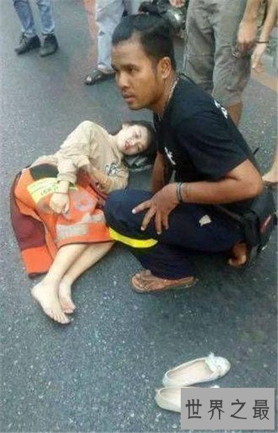 【图】街头走光引色狼偷拍 名模街头遛狗掀开整件上衣