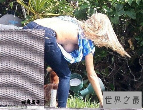 【图】街头走光引色狼偷拍 名模街头遛狗掀开整件上衣