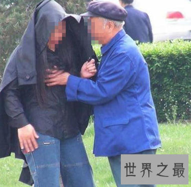 【图】公园惊现10元一次老头乐 老头可能放肆搂抱亲吻