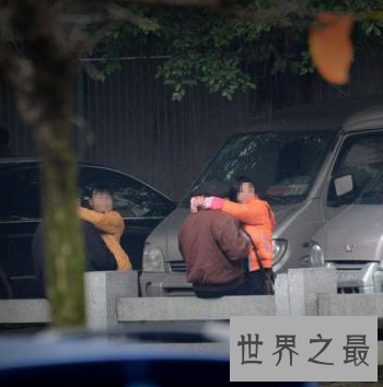 【图】公园惊现10元一次老头乐 老头可能放肆搂抱亲吻
