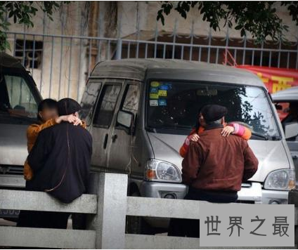 【图】公园惊现10元一次老头乐 老头可能放肆搂抱亲吻