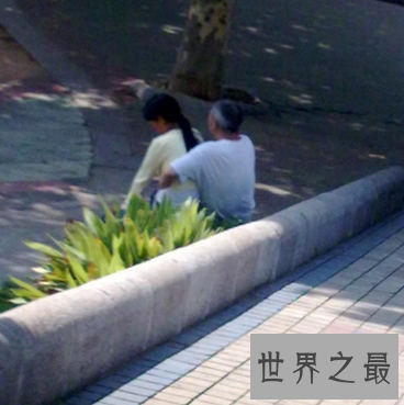 【图】公园惊现10元一次老头乐 老头可能放肆搂抱亲吻