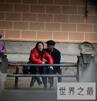 【图】公园惊现10元一次老头乐 老头可能放肆搂抱亲吻