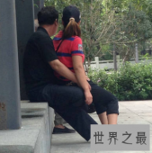 【图】公园惊现10元一次老头乐 老头可以放肆搂抱亲吻