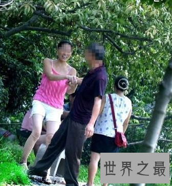 【图】公园惊现10元一次老头乐 老头可能放肆搂抱亲吻