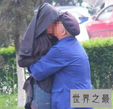 【图】公园惊现10元一次老头乐 老头可能放肆搂抱亲吻