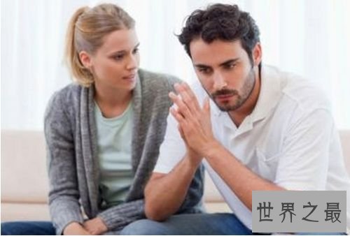 在说话中从不看她的男人