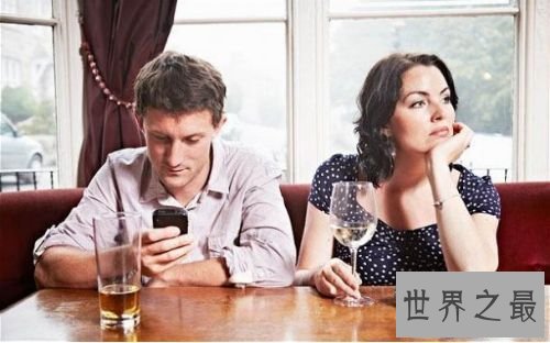 在对话中的时分玩手机