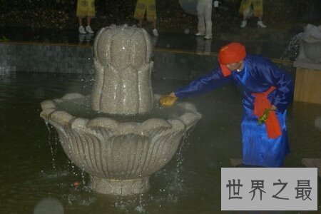 【图】圣水指的是什么呢 除了是宗教概念外它还是sm圈