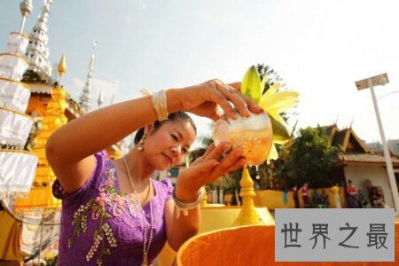 【图】圣水指的是什么呢 除了是宗教概念外它还是sm圈