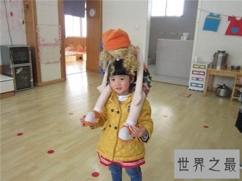 【图】妹妹背着洋娃娃的故事 一首经典的恐惧童谣