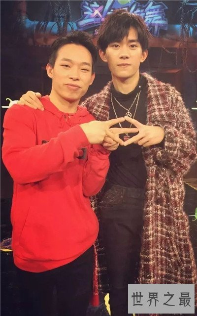 【图】易烊千玺女冤家是谁 曾有合照出现女友的影子？