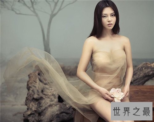 【图】冯雨芝凭着巨乳拍摄大尺度写真 成为网络红人模