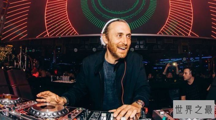 大卫·库塔 收入2500万美元