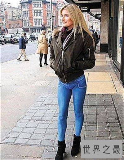 【图】彩绘美女全裸当街表演 看起来真切大胆展示人体