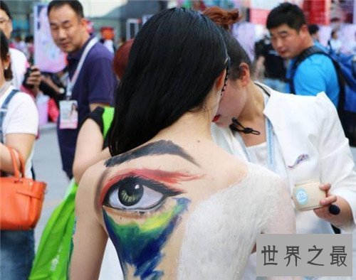 【图】彩绘美女全裸当街表演 看起来真切大胆展示人体