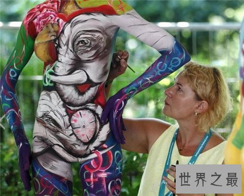 【图】彩绘美女全裸当街表演 看起来真切大胆展示人体