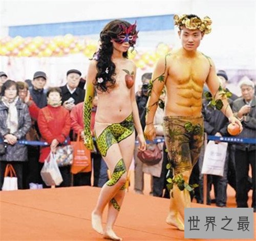 【图】彩绘美女全裸当街表演 看起来真切大胆展示人体