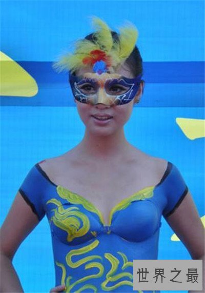 【图】彩绘美女全裸当街表演 看起来真切大胆展示人体