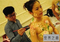【图】彩绘美女全裸当街表演 看起来逼真大胆展示人体
