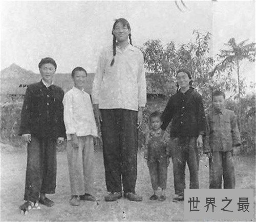 【图】世界最高的女人是谁 女子弯腰与新婚老公接吻世