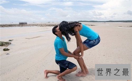 【图】世界最高的女人是谁 女子弯腰与新婚老公接吻世