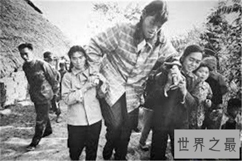 【图】世界最高的女人是谁 女子弯腰与新婚老公接吻世