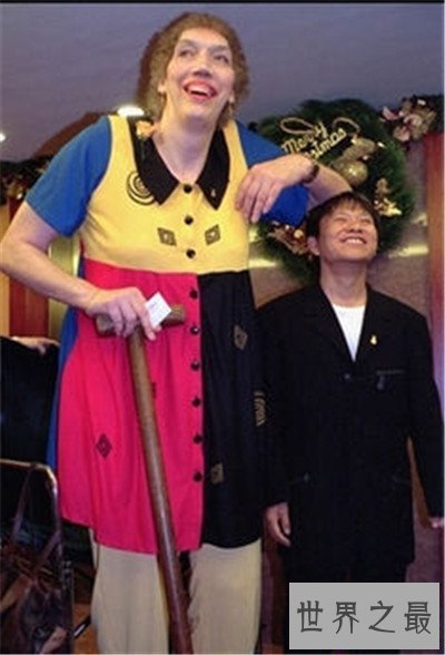 【图】世界最高的女人是谁 女子弯腰与新婚老公接吻世