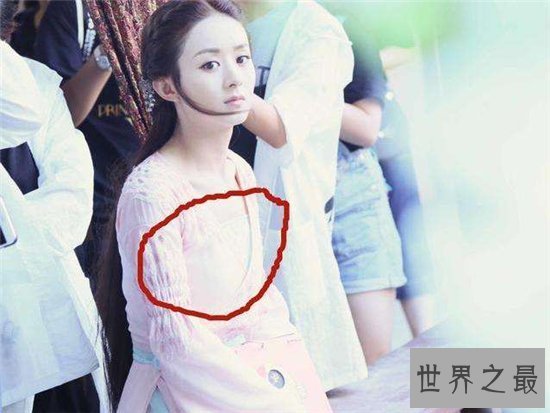 【图】赵丽颖的胸平整却不垫胸贴 现在登上男人装性感