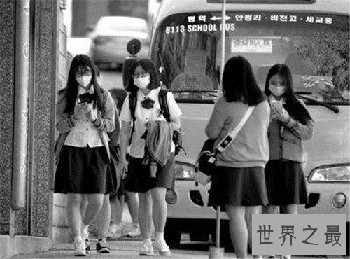 【图】一女n男火车上相约玩性迫害 女生高中末尾玩群