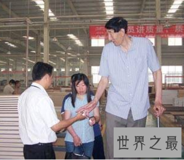 【图】中国第一高人鲍喜顺 2米36都是一个小孩加承认的