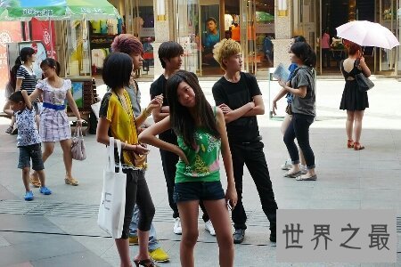 【图】成都街拍 美女密集 衣着气质一点也不亚于明星