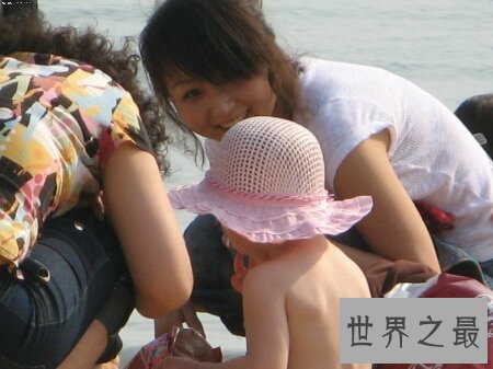 【图】美女露底是许多男生青睐的一件事 好猥琐啊