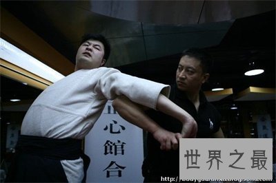 【图】中国第一保镖李旭太酷了 肌肉看着满满的平安感