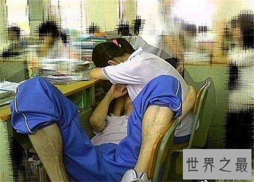 【图】喂奶门事情惊动上海 曾无情侣在公园上演喂奶