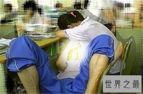 【图】喂奶门事情惊动上海 曾无情侣在公园上演喂奶