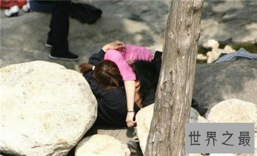 【图】喂奶门事情惊动上海 曾无情侣在公园上演喂奶