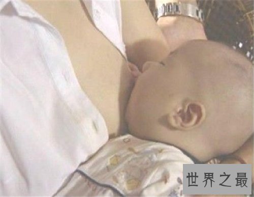 【图】喂奶门事情惊动上海 曾无情侣在公园上演喂奶