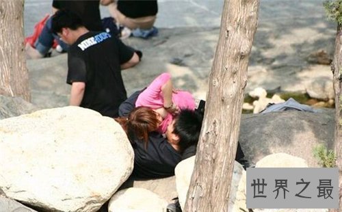 【图】喂奶门事情惊动上海 曾无情侣在公园上演喂奶