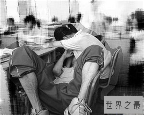 【图】喂奶门事情惊动上海 曾无情侣在公园上演喂奶