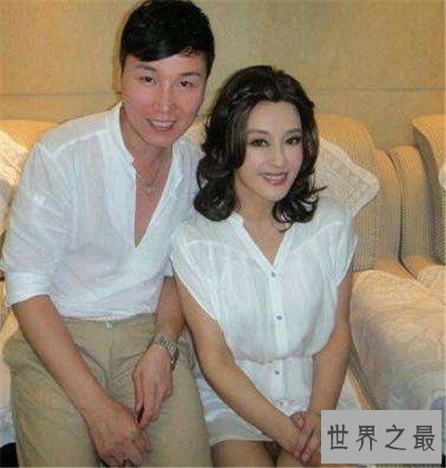 【图】刘晓庆删照门是怎样回事 与化装师合影疑似走光