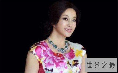 【图】刘晓庆删照门是怎样回事 与化装师合影疑似走光