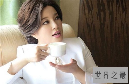 【图】刘晓庆删照门是怎样回事 与化装师合影疑似走光